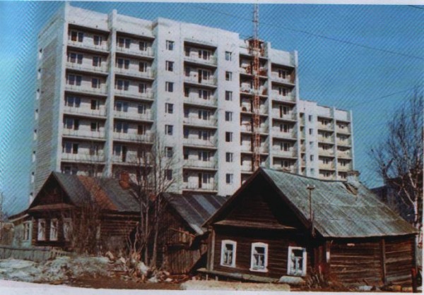 Дом Матросовых. Сзади строится  д9 по НУШ.
